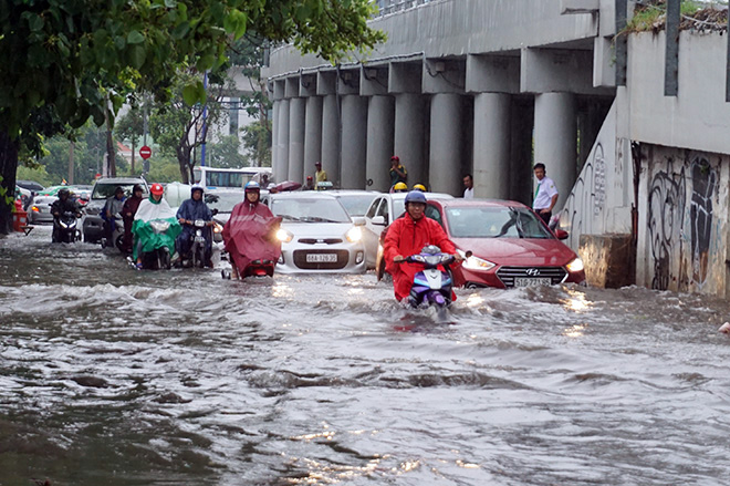 “Rốn ngập” đường Nguyễn Hữu Cảnh sau một cơn mưa.&nbsp;Con đường này đưa vào sử dụng năm 2002, đường sau thời gian khai thác đã lún và ngập nặng nhiều năm nay. Chính quyền TP.HCM hiện thuê máy bơm để chống ngập cho tuyến đường nhưng không phải biện pháp lâu dài nên đã tiến hành cải tạo, nâng cấp.