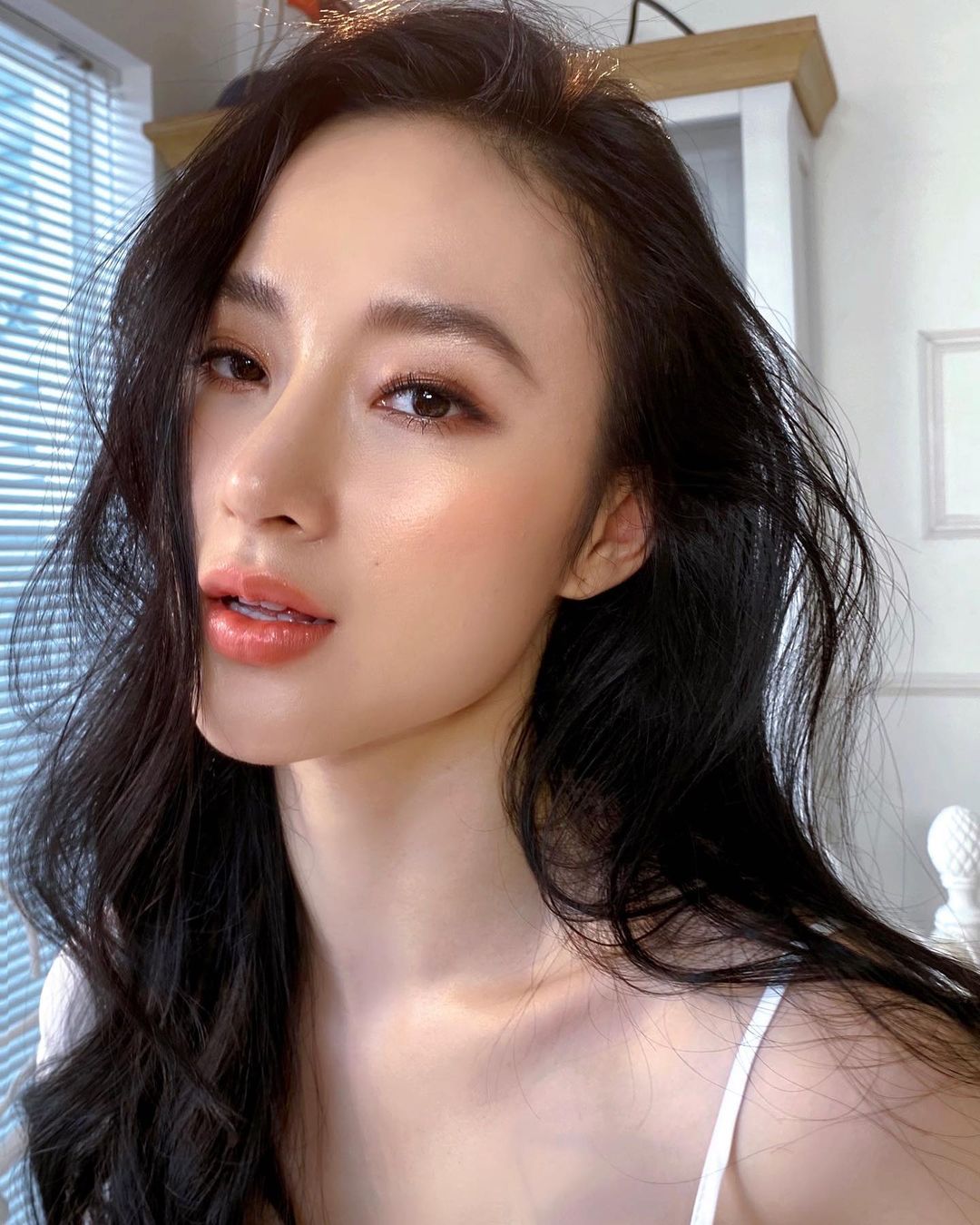 Angela Phương Trinh sinh năm 1995 nổi tiếng từ khi là diễn viên nhí, càng lớn càng xinh đẹp.