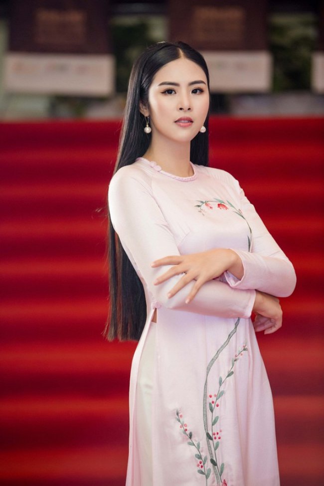 Ngọc Hân đăng quang ngôi vị cao nhất tại cuộc thi “Hoa hậu Việt Nam 2010”.  
