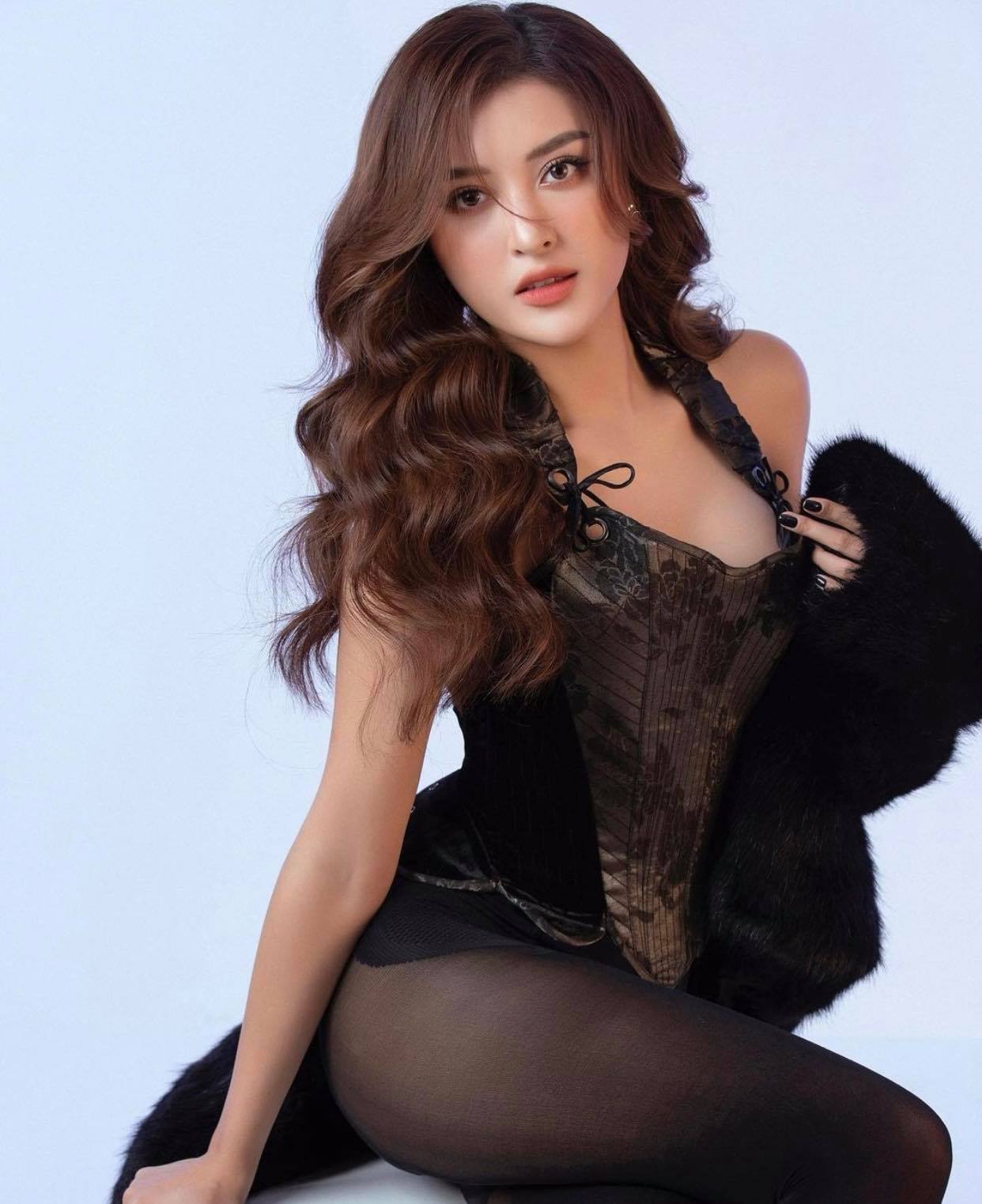 Bức ảnh diện corset táo bạo của Huyền My thu hút hàng ngàn lượt yêu thích trên trang Instagram cá nhân.