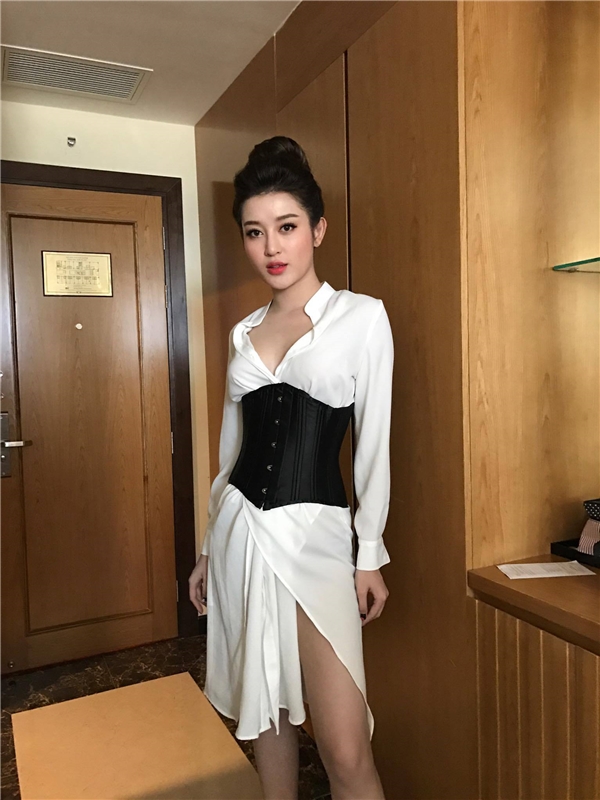 Với set đồ này, cô nàng hoàn toàn ghi điểm với áo corset mặc bên ngoài váy sơ mi trắng, tạo nên một tổng thể vừa lạ mắt lại vừa tinh tế, hài hòa.&nbsp;