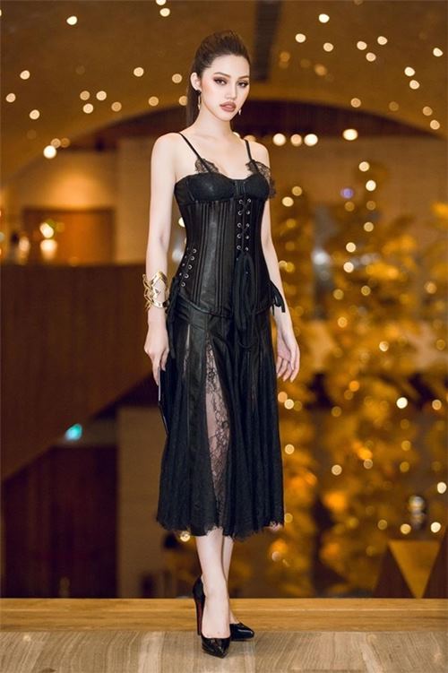 Hoa hậu Jolie Nguyễn gợi cảm hết cỡ với mẫu thiết kế váy corset đen độc đáo và phần chân váy ren.