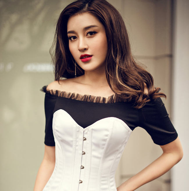 Trong các mỹ nhân showbiz Việt, Huyền My là người chăm diện corset nhất với nhiều cách mix đồ tinh tế mà vẫn đảm bảo được sự sexy.