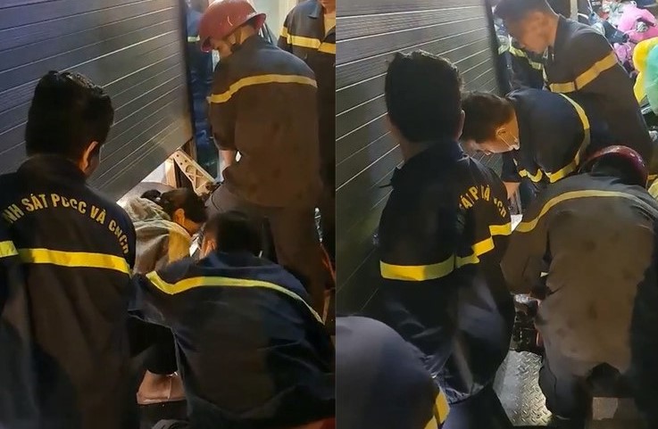 Lực lượng cứu hộ dùng kìm thủy lực cắt cửa cuốn, đưa các nạn nhân ra ngoài an toàn