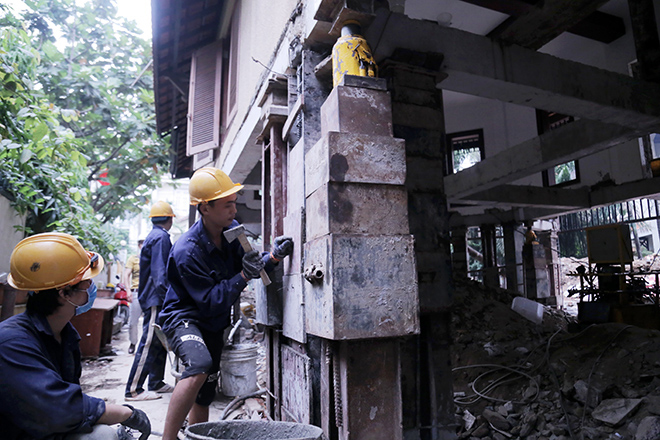 Để thực hiện nâng ngôi biệt này, “thần đèn” cho biết ông dùng nhiều ben thủy lực và hàng chục kích tay được sử dụng. Khi ben nâng lên bằng hơi, các công nhân đồng thời sẽ đồng loạt kích tay để giữ toàn bộ kết cấu công trình.