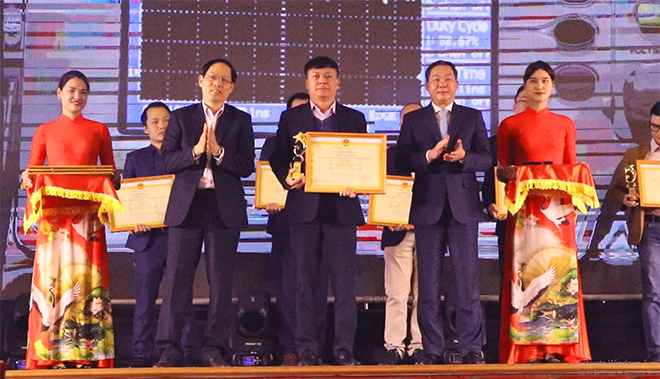 Đại diện các doanh nghiệp đạt Top 10 SPCNCL thành phố Hà Nội 2020 nhận danh hiệu tại lễ vinh danh sáng ngày 11/12/2020.