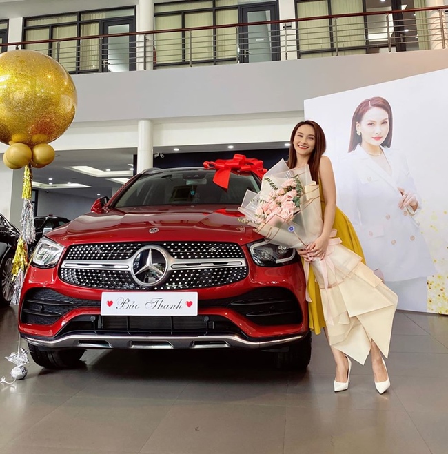 Tháng 6 vừa qua, diễn viên Bảo Thanh được ông xã Đức Thắng mua tặng chiếc xe hơi có giá 2,4 tỷ đồng để động viên cô sớm sinh em bé thứ hai. Xe hơi mới của Bảo Thanh thuộc dòng xe Mercedes GLC300.
