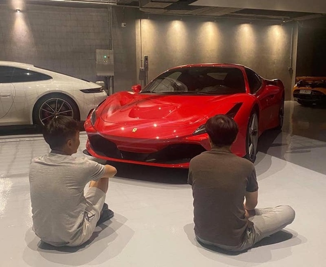 Tháng 5 vừa qua, doanh nhân Cường Đô la chia sẻ hình ảnh ngồi bên siêu xe Ferrari F8 Tributo - mẫu xe mới xuất hiện cuối năm 2019 của Ý có giá khoảng 30 tỉ đồng thu hút sự chú ý. Doanh nhân phố núi là người đầu tiên ở Việt Nam sở hữu mẫu xe này. Được biết, đây là chiếc xe cho chính Đàm Thu Trang mua tặng chồng.
