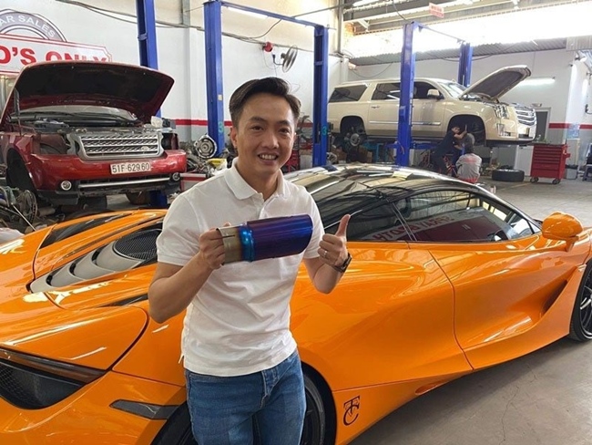 Trước đó, Cường Đô la cũng khoe món quà đầu tiên là chiếc&nbsp;McLaren 720S màu cam do vợ tặng. Chiếc siêu xe có giá 27 tỷ đồng khi bán tại Việt Nam.
