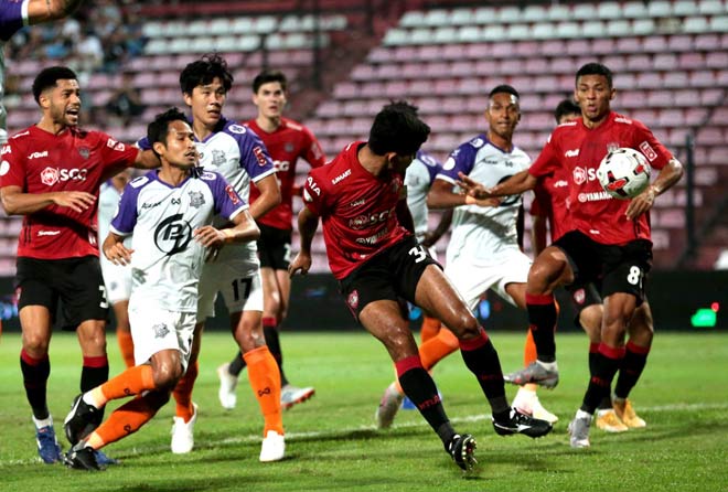 Muangthong United và thủ thành Đặng Văn Lâm thoát hiểm ngoạn mục trước Prachuap trên sân nhà ở vòng 14 Thai League