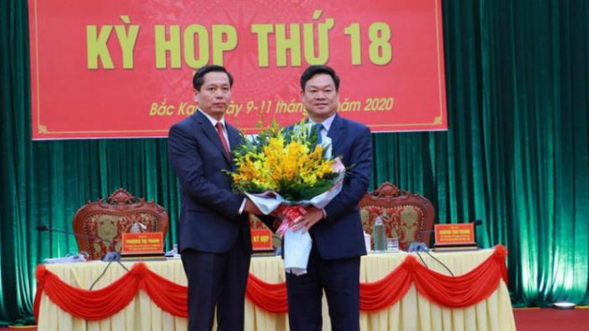 Lãnh đạo tỉnh Bắc Kạn chúc mừng tân Chủ tich UBND tỉnh Bắc Kạn Nguyễn Long Hải (người đứng bên trái).