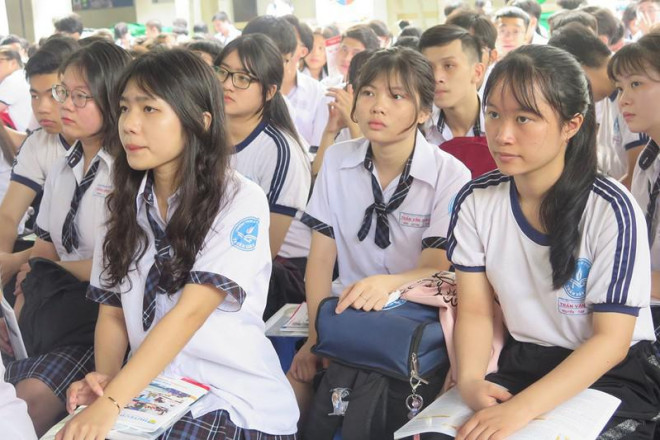 Học sinh Trường THPT Trần Văn Giàu (TP.HCM) nghe tư vấn tại ngày hội tuyển sinh ĐH-CĐ năm 2021. Ảnh: PHẠM ANH
