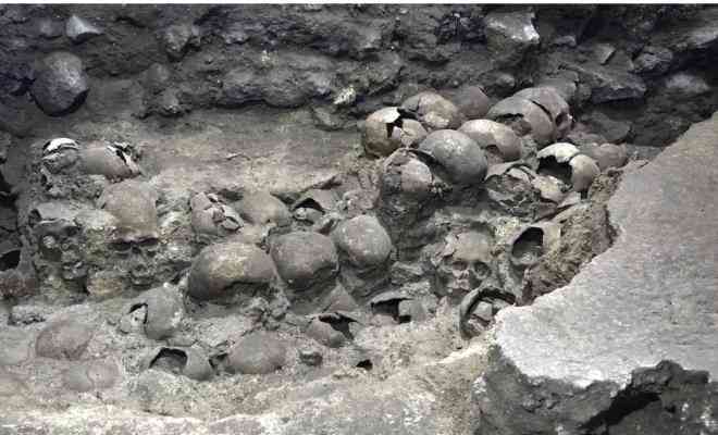 Hiện trường khai quật mới nhất với hàng loạt hộp sọ tạo nên mặt tiền và mặt phía Đông tòa tháp đáng sợ - Ảnh: REUTERS