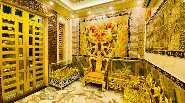 Từ sảnh chính, phòng khách, phòng trưng bày, bếp ăn… đều được dát vàng như một cung điện nguy nga, tráng lệ thời xưa.
