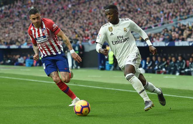 Vinicius Junior (phải) tiết lộ từng bị cầu thủ Atletico Madrid cắn khi anh còn khoác áo đội trẻ của Real Madrid