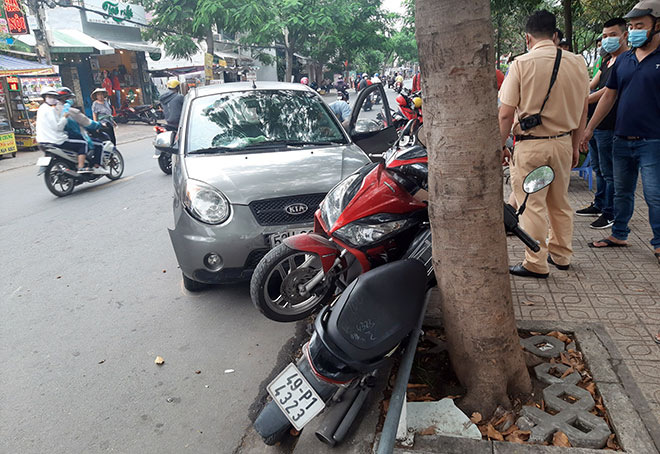 Hiện trường vụ tai nạn khiến 2 xe máy bị ép chặt vào gốc cây xanh bên đường