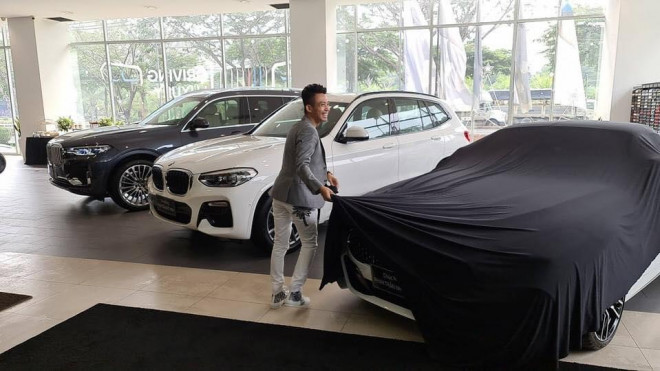 Minh Nhựa hạnh phúc chụp ảnh bên những chiếc xe BMW vừa mới mua.