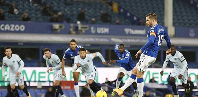 Sigurdsson mở tỷ số cho Everton trên chấm 11m