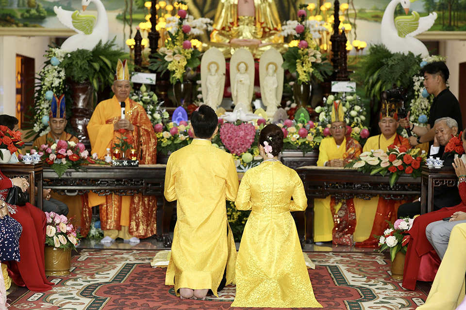 Vợ chồng Qúy Bình quỳ gối trước Phật, nghe sư thầy dặn dò để vợ chồng luôn sống hòa thuận, tương kính nhường nhịn lẫn nhau, cùng nhau làm tròn trách nhiệm bổn phận của người vợ, người chồng trong đời sống gia đình.