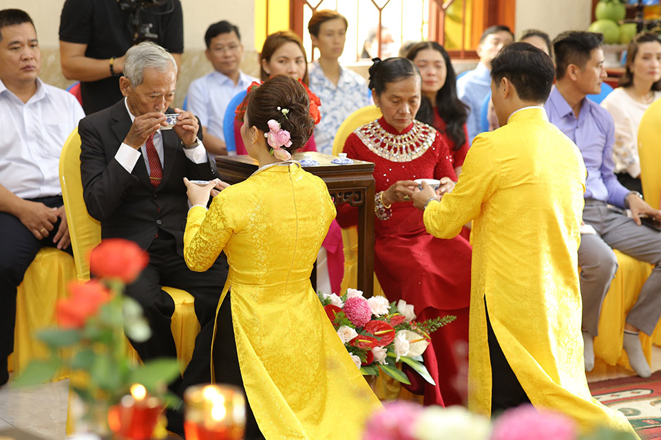 Đôi uyên ương mời trà&nbsp;đấng sinh thành 2 bên gia đình,&nbsp;thể hiện lòng hiếu thảo.