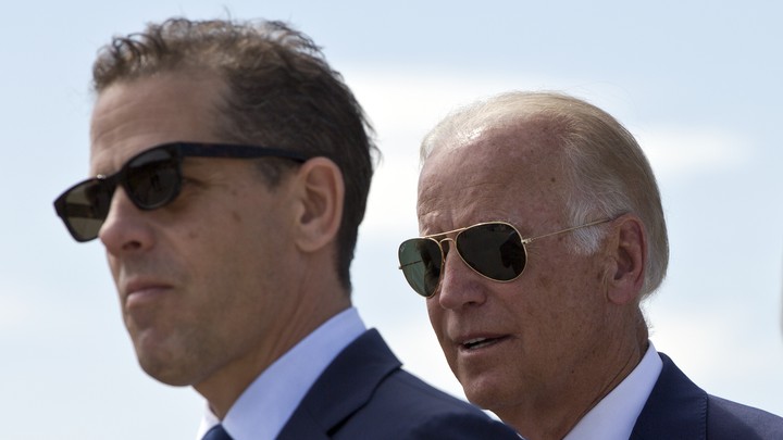 Ông Biden (phải) và con trai Hunter Biden. Ảnh: AP