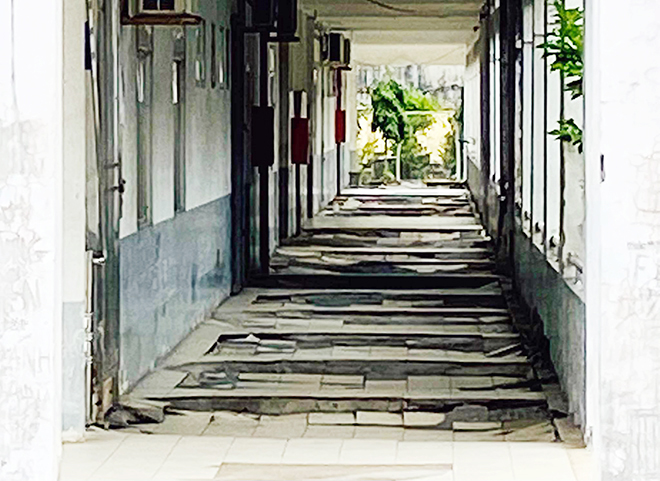 Đó là thảm trạng ở Bệnh viện Tâm Thần, cơ sở Lê Minh Xuân (huyện Bình Chánh, TP.HCM), nơi có nhiều bệnh nhân đang điều trị cũng như đội ngũ y bác sĩ làm việc đang phải gồng mình với nguy hiểm rình rập.