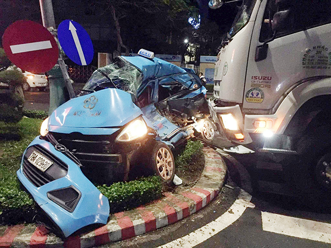 Hiện trường vụ tai nạn giữa xe tải và xe taxi (ảnh: T.H.Y.)