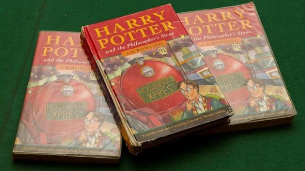 Ấn bản đầu tiên của bộ truyện Harry Potter được phát hành vào năm 1997. Ảnh: BBC