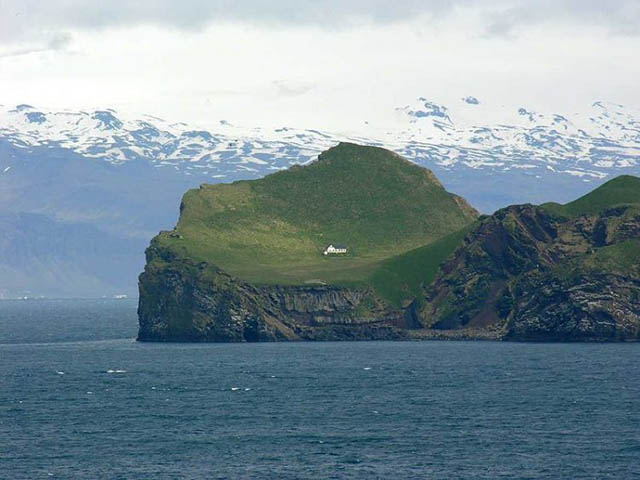 Ngôi nhà cô độc nhất thế giới, nằm một mình giữa núi rừng, bao quanh là đại dương - 1