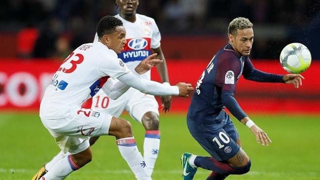 Neymar (áo thẫm) chơi rất nỗ lực trước Lyon