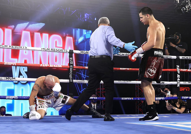 Berlanga (phải)&nbsp;cho đối thủ nếm mùi knock-out nhanh chóng