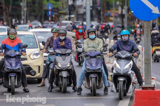 Nhiều người vẫn co ro mặc dù đã mặc nhiều lớp áo.