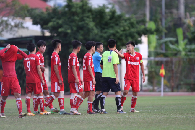 U21 Công An Nhân Dân vây quanh trọng tài để phản ứng vì cách điều hành trận đấu.