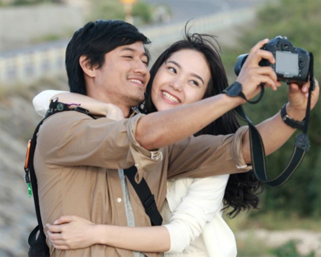 Đóng cặp cùng Minh Hằng trong bộ phim điện ảnh “Bao giờ có yêu nhau”, Quý Bình vướng tin đồn “phim giả tình thật” vì một loạt hình ảnh thân mật khi cặp đôi xuất hiện cùng nhau.
