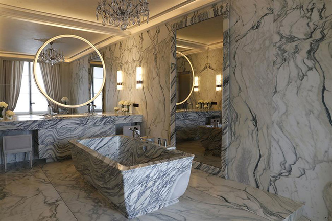 Phòng tắm Karl Lagerfeld Suite, Hôtel de Crillon, Paris, Pháp: Một trong những điểm nổi bật nhất là có bồn tắm được chạm khắc từ một khối đá cẩm thạch Carrera, nặng 2 tấn. 
