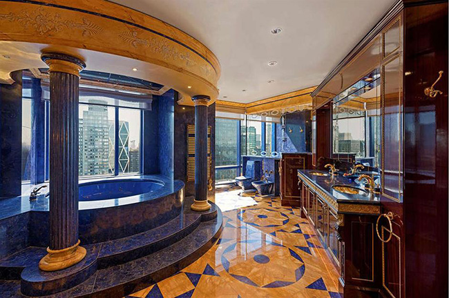 Phòng tắm bằng đá quý, 1965 Broadway, New York, Mỹ: Nằm ở Upper West Side, căn hộ áp mái này được bán với giá 18,6 triệu USD (hơn 430 tỷ đồng), có phòng tắm được ốp bằng đá Lapis Lazuli và tầm nhìn ngoạn mục từ bồn tắm thủy lực lớn.

