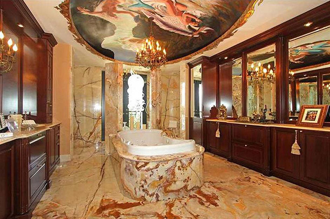 Phòng tắm Fresco, Dinh thự bên bờ biển, Bãi biển Sunny Isles, Hoa Kỳ: Một phòng tắm tuyệt đẹp với bức bích họa trên trần, phòng tắm này nằm trong một biệt thự ở Florida được bán trên thị trường vào với giá 7,9 triệu USD (hơn 182 tỷ đồng).
