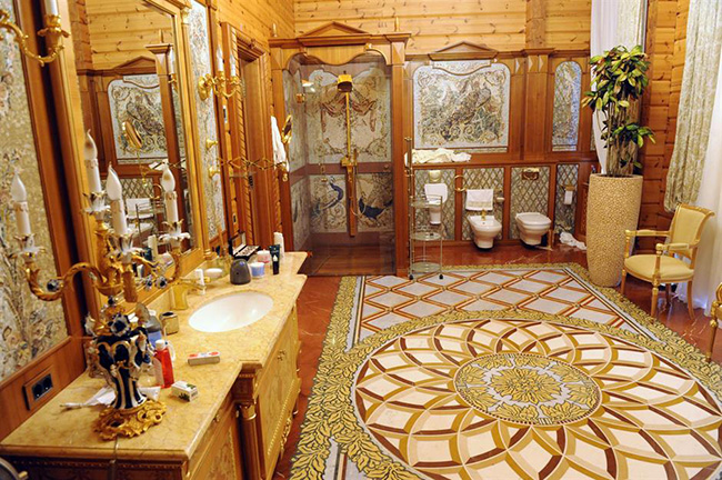 Phòng tắm ở Mezhyhirya Residence, Kiev, Ukraine: Phòng tắm sang trọng này gồm nội thật mạ vàng, đồ cổ và đồ trang sức rất có giá trị.

