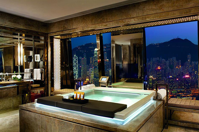 Phòng tắm Penthouse Suite, Khách sạn Ritz-Carlton, Tây Kowloon, Hồng Kông: Phòng tắm sang trọng nhất của Ritz-Carlton, được trang trí với bồn tạo sóng hấp dẫn bằng đá cẩm thạch Ý đắt tiền.
