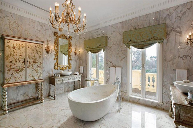 Phòng tắm lạ mắt, lâu đài Pháp, Canterbury, Úc: Đây là một phòng tắm mạ vàng nằm trong một bất động sản kiểu lâu đài Pháp ở Canterbury, Australia, được bán với giá 6,5 USD (150 tỷ đồng).
