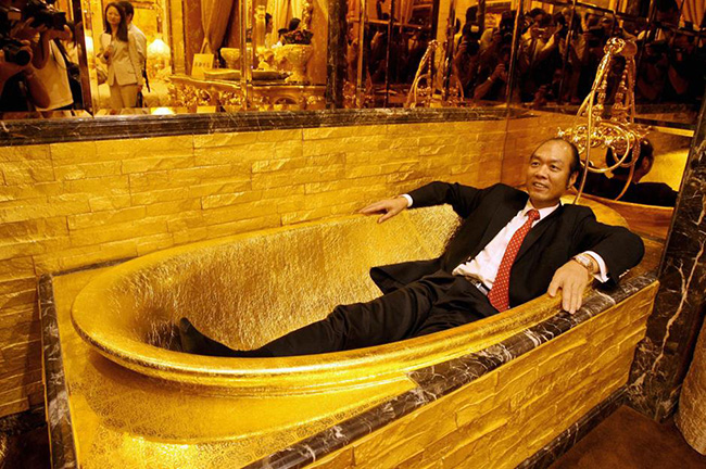 Phòng tắm bằng vàng ròng, Cung điện vàng Swisshorn, Hồng Kông, Trung Quốc: Phòng tắm nổi bật với 2 tấn đồ màu vàng, hoàn chỉnh với một bồn tắm làm từ vàng nguyên khối, bồn cầu 24 karat và tường bằng vàng thỏi. 
