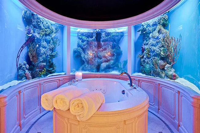 Phòng tắm thủy cung, Preston Hollow Mansion, Dallas, Mỹ: Phòng tắm thủy cung tuyệt vời này được lắp đặt trong một biệt thự theo phong cách Phục hưng ở Dallas trị giá 6 triệu USD (gần 139 tỷ đồng).
