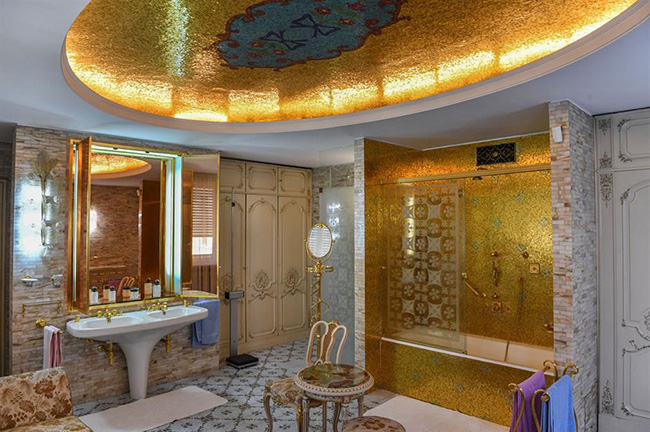 Phòng tắm vàng lộng lẫy, Palatul Primaveri, Bucharest, Romania: Hầu hết mọi đồ đạc trong phòng tắm chính này đều được làm từ vàng nguyên khối, bao gồm cả vòi sen và ống đựng giấy vệ sinh.
