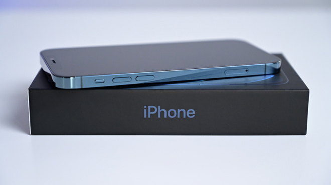 iPhone 12 với thiết kế cạnh phẳng.
