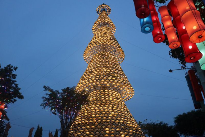 Cây thông Noel làm từ nón lá hiện lên lung linh giữa nhà thờ Hà Phát. Ảnh: KHÁNH CHI