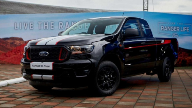 Ford Ranger XL Street 2.2 MT gây ấn tượng với các đường sọc trang trí trắng - đỏ kéo dài