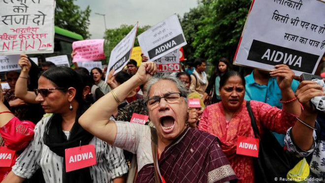 Hiệp hội Phụ nữ Dân chủ Toàn Ấn Độ phản đối nạn cưỡng hiếp. Ảnh: Reuters