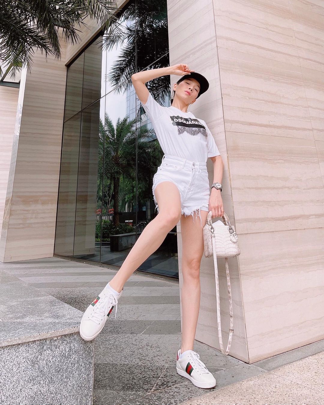 Lệ Quyên khoe body nuột nà tuổi 39 trong set đồ trẻ trung gồm áo phông, quần hot pants.