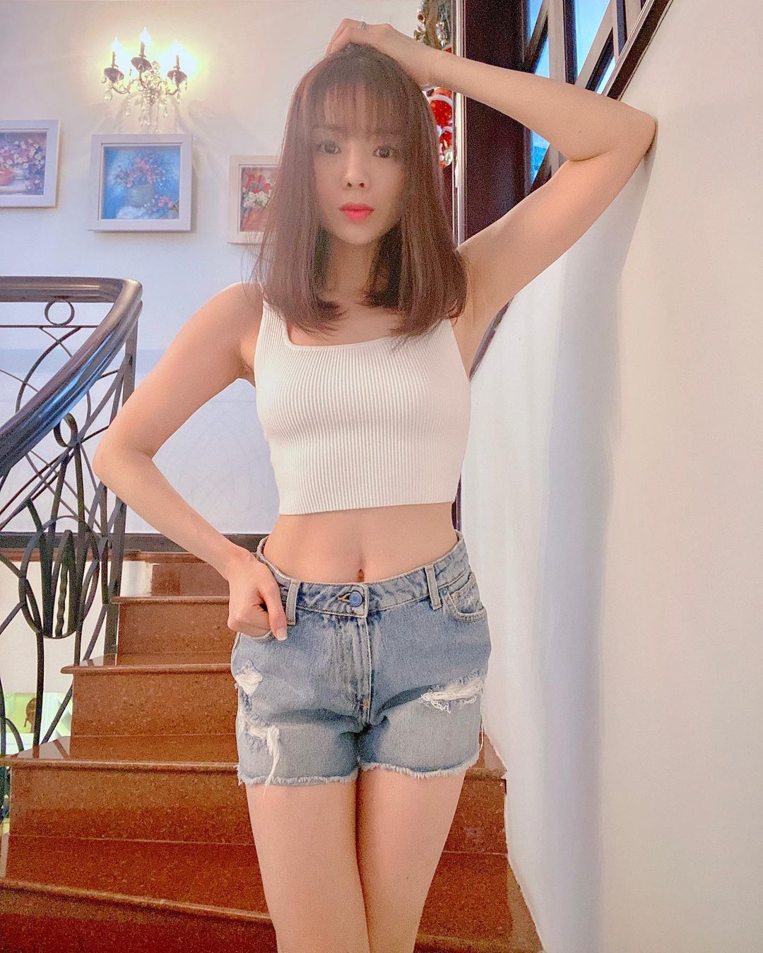 Lệ Quyên dành tình cảm đặc biệt cho những áo croptop khoe triệt để đường cong vòng hai. Cô thường kết hợp với quần hot pants cạp cao để tăng thêm hiệu quả tôn dáng.