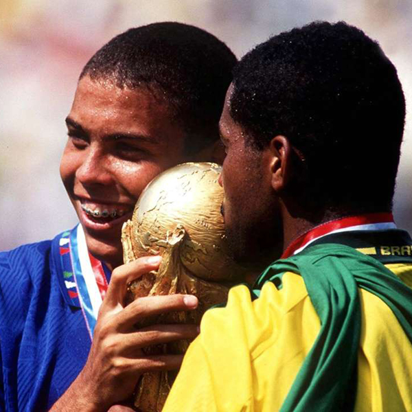 Ronaldo, Messi có xứng đáng góp mặt ở &#34;Dream Team&#34; thế giới? - 7